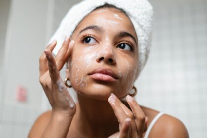 découvrez notre gamme de crèmes hydratantes, conçues pour nourrir et revitaliser votre peau. offrant une hydratation profonde et durable, elles laissent votre épiderme doux et radieux. trouvez le soin parfait pour un teint éclatant !