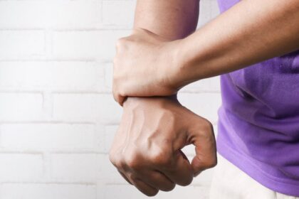 découvrez les causes et solutions pour soulager la douleur au poignet. informez-vous sur les symptômes, les traitements et les exercices pour améliorer votre bien-être.