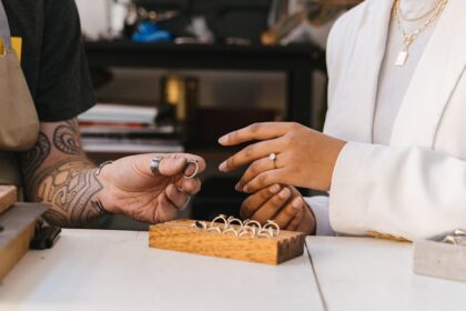découvrez notre collection de bijoux personnalisés, conçus spécialement pour vous. exprimez votre style unique avec des créations sur-mesure et des matériaux de qualité. offrez un cadeau inoubliable ou sublimez votre propre look avec nos bijoux faits à la main.