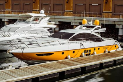 découvrez le style maritime avec notre collection inspirée par les classiques de la navigation. offrez une touche d'aventure à votre garde-robe grâce à des vêtements et accessoires évoquant l'élégance des mers. plongez dans l'esprit marin avec nos sélections uniques!