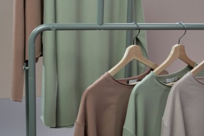 découvrez notre guide des essentiels de garde-robe pour un style intemporel et polyvalent. trouvez les pièces indispensables qui s'adaptent à toutes les occasions et vous permettent d'exprimer votre personnalité avec élégance.