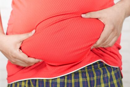 découvrez les causes et solutions au ballonnement abdominal. apprenez comment réduire cette gêne courante grâce à des conseils pratiques sur l'alimentation et le mode de vie.