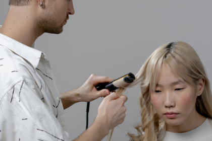 découvrez curl care, votre allié pour une routine capillaire parfaite : des produits spécialement conçus pour nourrir, hydrater et sublimer vos boucles. offrez à vos cheveux le soin qu'ils méritent et révélez leur beauté naturelle.