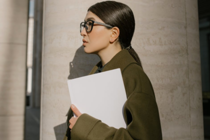 découvrez notre collection de manteaux pour femmes, alliant style, confort et chaleur. trouvez le manteau idéal pour compléter vos tenues, que ce soit pour le travail ou vos sorties décontractées. offrez-vous un look élégant en toute saison.