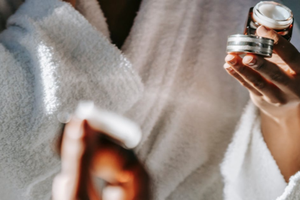 découvrez notre sélection de robes de bain, alliant confort et élégance. parfaites pour se détendre à la maison ou après une baignade, nos peignoirs vous garantissent chaleur et style. choisissez parmi une variété de matériaux et de couleurs pour trouver la robe de bain idéale qui sublimera vos moments de détente.