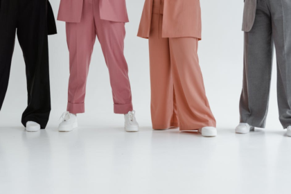 découvrez notre collection de vêtements professionnels pour femmes, alliant élégance, confort et sophistication. parfaite pour le bureau ou les occasions formelles, nos tenues mettent en avant votre style tout en respectant les codes du monde professionnel.