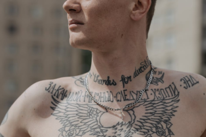 découvrez l'univers fascinant des tatouages sur le cou. explorez des designs uniques, des idées inspirantes et des conseils pour choisir le tatouage parfait qui reflète votre personnalité. que vous optiez pour un style minimaliste ou audacieux, nos astuces vous aideront à faire le bon choix.