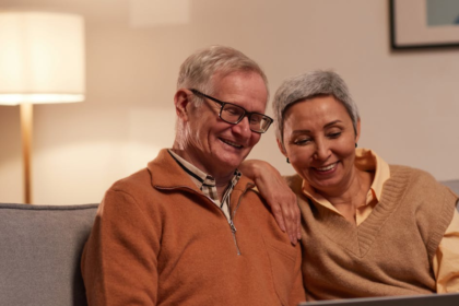 découvrez des conseils et astuces pour sublimer vos cheveux gris, les entretenir avec style et les intégrer dans votre look quotidien. apprenez à embrasser votre élégance naturelle avec des techniques de coiffure et des produits adaptés.