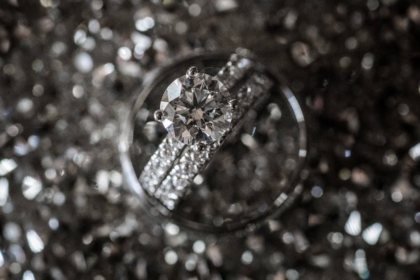 découvrez notre collection d'alliances élégantes, alliant raffinement et modernité. chaque pièce est conçue pour symboliser votre amour éternel avec style et sophistication.