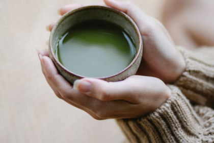 découvrez les bienfaits du matcha, ce thé vert japonais riche en antioxydants, qui stimule l'énergie et favorise la concentration. apprenez comment l'intégrer dans votre routine quotidienne pour une expérience saine et délicieuse.