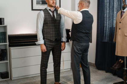découvrez l'art du suit fitting, où chaque costume est parfaitement ajusté à votre silhouette. optimisez votre style avec des conseils d'experts pour un look élégant et confiant, que ce soit pour des occasions professionnelles ou des événements spéciaux.