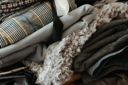 découvrez l'univers du tweed, ce tissu emblématique au charme intemporel. apprenez comment il est fabriqué, ses différentes utilisations dans la mode et le design, et pourquoi il est devenu un incontournable des garde-robes élégantes.