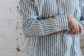 découvrez notre élégante chemise en lin, idéale pour un look décontracté et chic. confectionnée dans un tissu léger et respirant, elle est parfaite pour les journées ensoleillées. alliez confort et style avec cette pièce incontournable du dressing masculin.