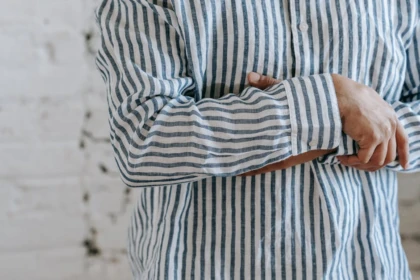 découvrez notre élégante chemise en lin, idéale pour un look décontracté et chic. confectionnée dans un tissu léger et respirant, elle est parfaite pour les journées ensoleillées. alliez confort et style avec cette pièce incontournable du dressing masculin.