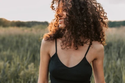 découvrez nos conseils et astuces pour prendre soin de vos cheveux bouclés. apprenez à sublimer vos boucles naturelles avec des produits adaptés et des techniques de coiffage efficaces pour un look magnifique et bien entretenu.