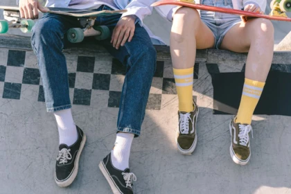 découvrez le style skater : une mode urbaine alliant confort, originalité et influences streetwear. inspirez-vous des looks emblématiques des skateurs pour adopter une allure décontractée et tendance au quotidien.
