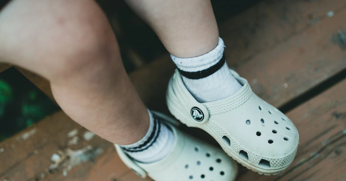 découvrez pourquoi associer des chaussettes avec des sandales est devenu une tendance mode surprenante. conseils de style, idées de looks et astuces pour adopter ce duo incontournable.