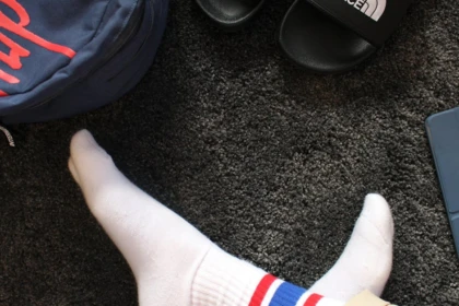 découvrez la tendance mode des chaussettes avec des sandales : comment associer confort et style, conseils pour porter ce look original et idées d’associations pour un effet moderne et décontracté.