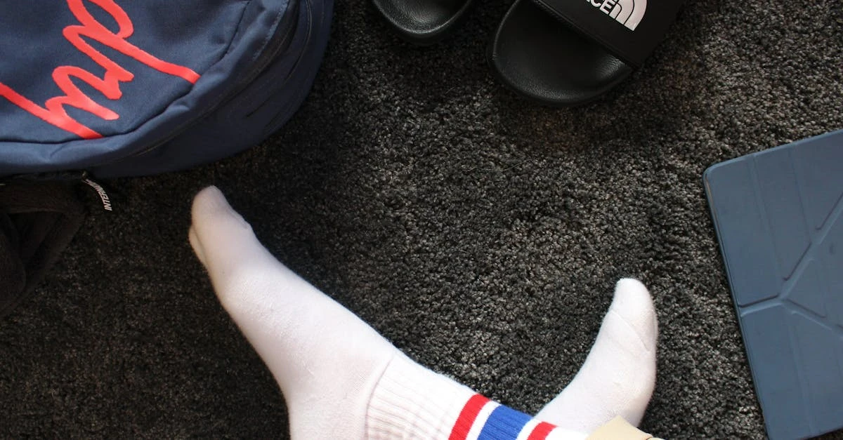 découvrez la tendance mode des chaussettes avec des sandales : comment associer confort et style, conseils pour porter ce look original et idées d’associations pour un effet moderne et décontracté.