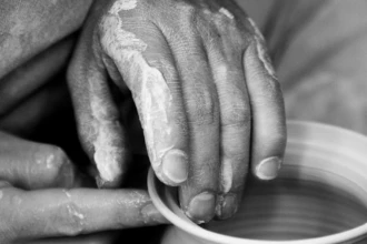 découvrez l'art de la poterie : techniques, conseils, idées créatives et inspirations pour façonner, décorer et cuire vos propres pièces uniques en argile.