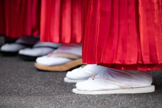 découvrez la sandale tropézienne authentique, alliant confort et élégance pour un style estival irrésistible.