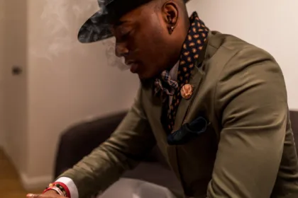 découvrez comment nouer une écharpe homme avec style grâce à nos conseils et tutoriels faciles à suivre pour un look élégant et confortable.