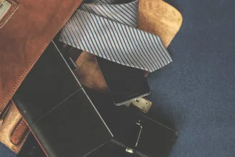 découvrez les dernières tendances de la mode masculine, des vêtements aux accessoires pour un style moderne et élégant.