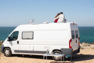 découvrez la vanlife : un mode de vie nomade alliant liberté, aventure et simplicité, parfait pour explorer la nature à votre rythme.