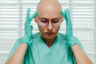 découvrez les causes courantes des maux de tête, leurs symptômes et des conseils efficaces pour les soulager rapidement.