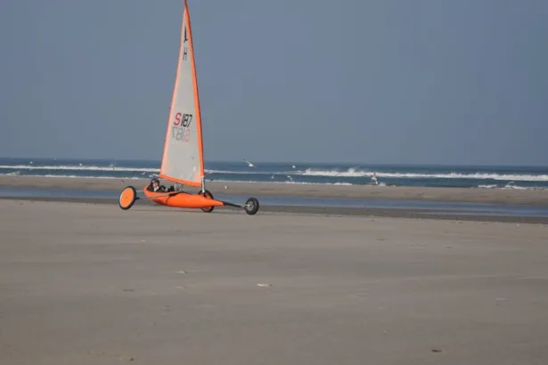 découvrez le land sailing, un sport passionnant qui combine la voile et la course sur terre pour des sensations fortes en pleine nature.