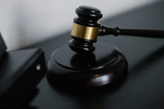 découvrez les risques juridiques liés au sexting et comment protéger votre vie privée et votre réputation face aux lois en vigueur.