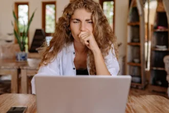 découvrez tout ce qu'il faut savoir sur les arnaques (scams) : comment les identifier, s'en protéger et réagir efficacement en cas de tentative frauduleuse.