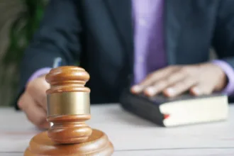 découvrez tout ce qu'il faut savoir sur la légalité du streaming : droits d'auteur, réglementations et conseils pour profiter du streaming en toute sécurité.