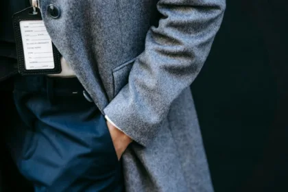 découvrez nos poches de manteau pratiques et élégantes, parfaites pour allier fonctionnalité et style dans vos vêtements d'hiver.