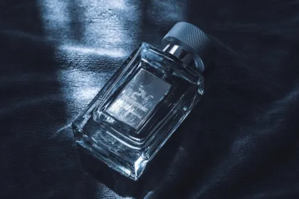 découvrez les alternatives abordables aux parfums pour hommes de grandes marques, offrant des fragrances similaires à petit prix.