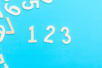 découvrez la numérologie : l'art d'interpréter les nombres pour mieux comprendre votre vie, votre personnalité et votre destinée.