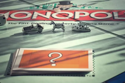 jouez au monopoly en ligne gratuitement et défiez vos amis dans ce jeu de stratégie incontournable. achetez, vendez et bâtissez votre empire immobilier virtuel !