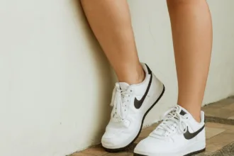 découvrez comment prévenir et éliminer le jaunissement de vos baskets blanches pour leur redonner éclat et fraîcheur facilement.