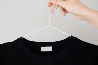 découvrez comment éviter le rétrécissement du col de votre t-shirt en coton et préserver son confort et sa forme au fil du temps.