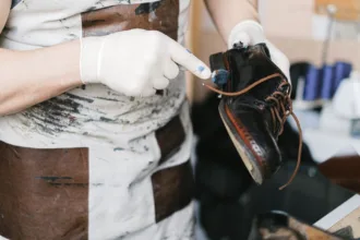 découvrez comment prévenir et entretenir les plis sur vos chaussures en cuir pour préserver leur élégance et leur durabilité.