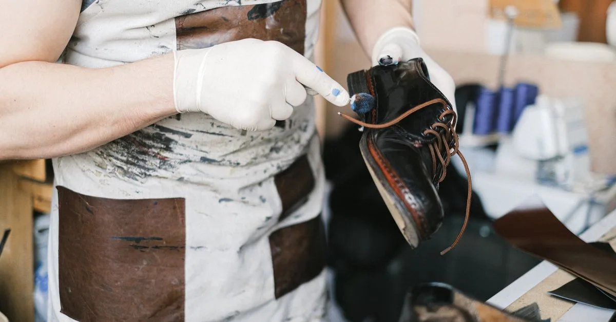 découvrez comment prévenir et entretenir les plis sur vos chaussures en cuir pour préserver leur élégance et leur durabilité.