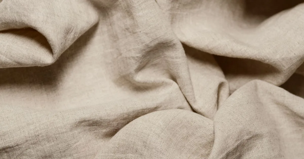 découvrez pourquoi les chemises en lin se froissent facilement et comment entretenir votre vêtement pour un look impeccable toute la journée.