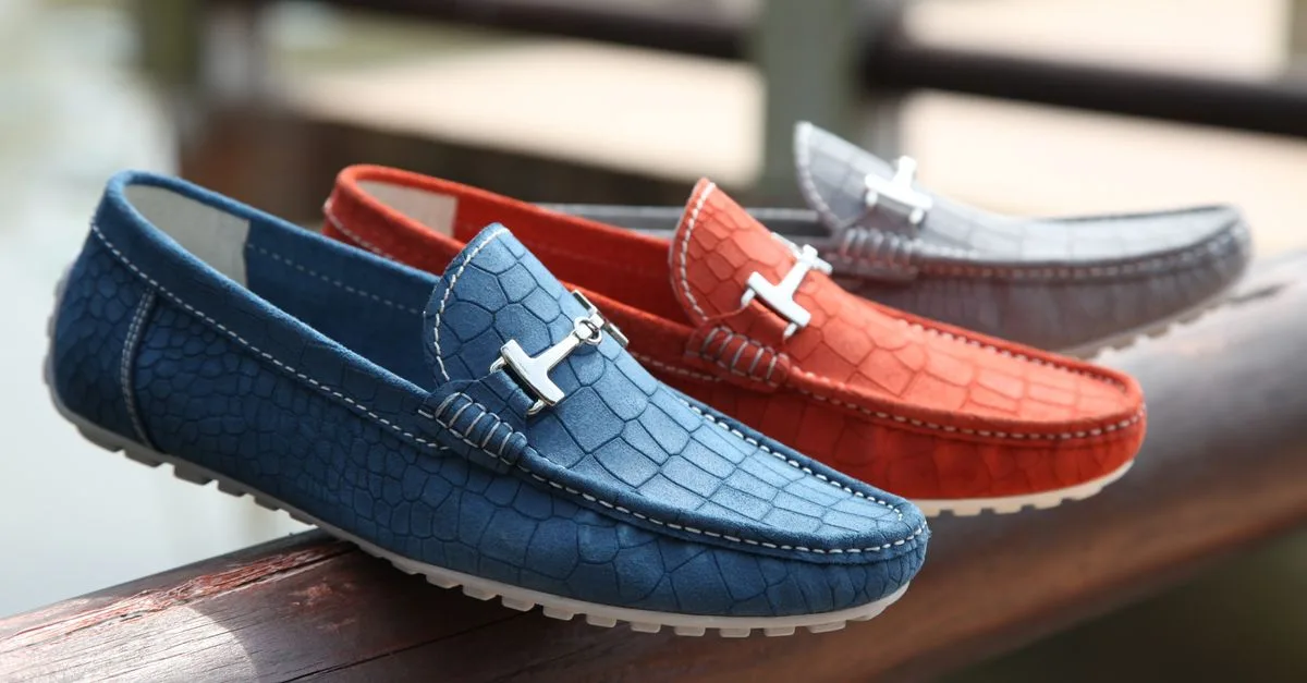 découvrez notre collection élégante de loafers, alliant confort et style pour toutes les occasions. parfaits pour un look décontracté ou professionnel.