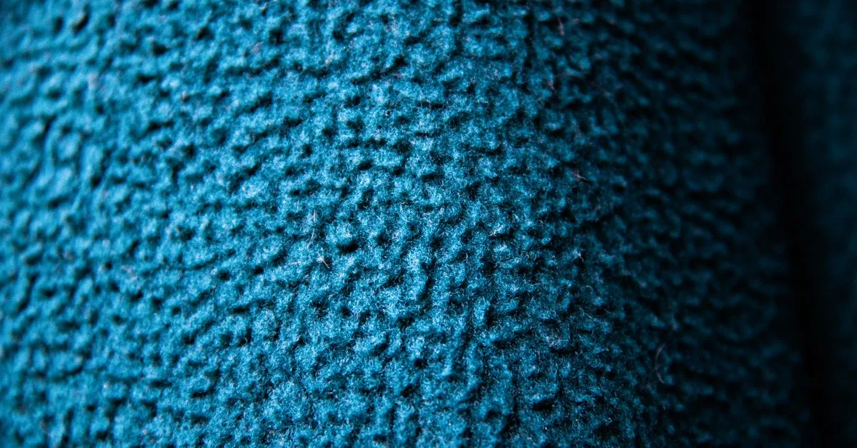 découvrez ce qu'est le pilling, également appelé boulochage, et comment prévenir ou éliminer ces petites boules de fibres qui apparaissent sur vos vêtements pour les garder comme neufs.
