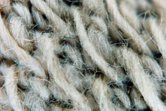 découvrez ce qu'est le pilling, ses causes et comment l'éviter pour maintenir la qualité de vos vêtements plus longtemps.