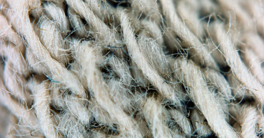 découvrez ce qu'est le pilling, ses causes et comment l'éviter pour maintenir la qualité de vos vêtements plus longtemps.