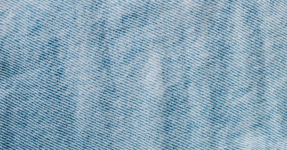 découvrez nos conseils et astuces pour prévenir la décoloration de votre denim brut et garder votre jean comme neuf plus longtemps.