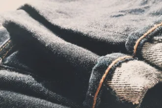 découvrez nos conseils et astuces pour prévenir la décoloration de votre denim brut et conserver son apparence authentique plus longtemps.