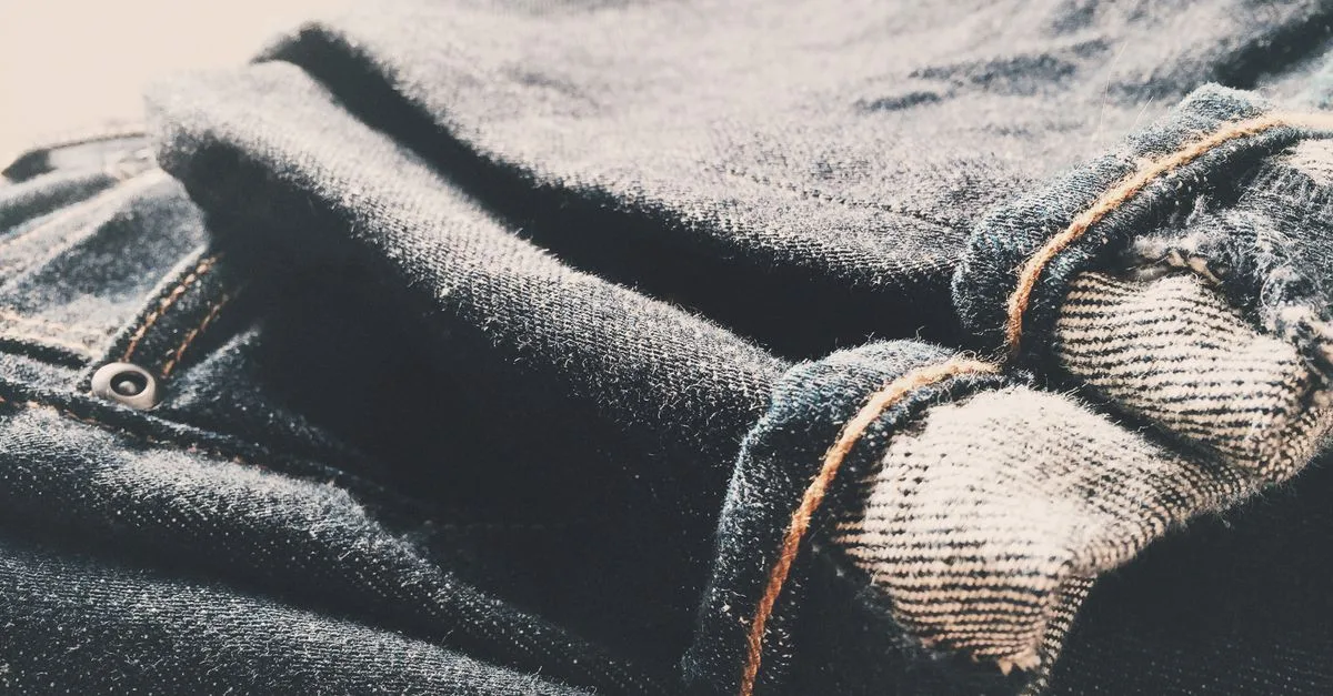 découvrez nos conseils et astuces pour prévenir la décoloration de votre denim brut et conserver son apparence authentique plus longtemps.
