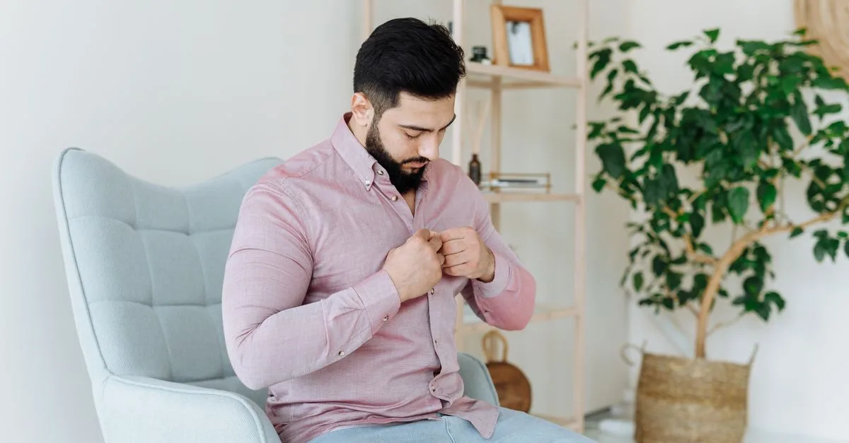 découvrez nos chemises résistantes au stress des boutons, alliant confort et style pour un look impeccable toute la journée.